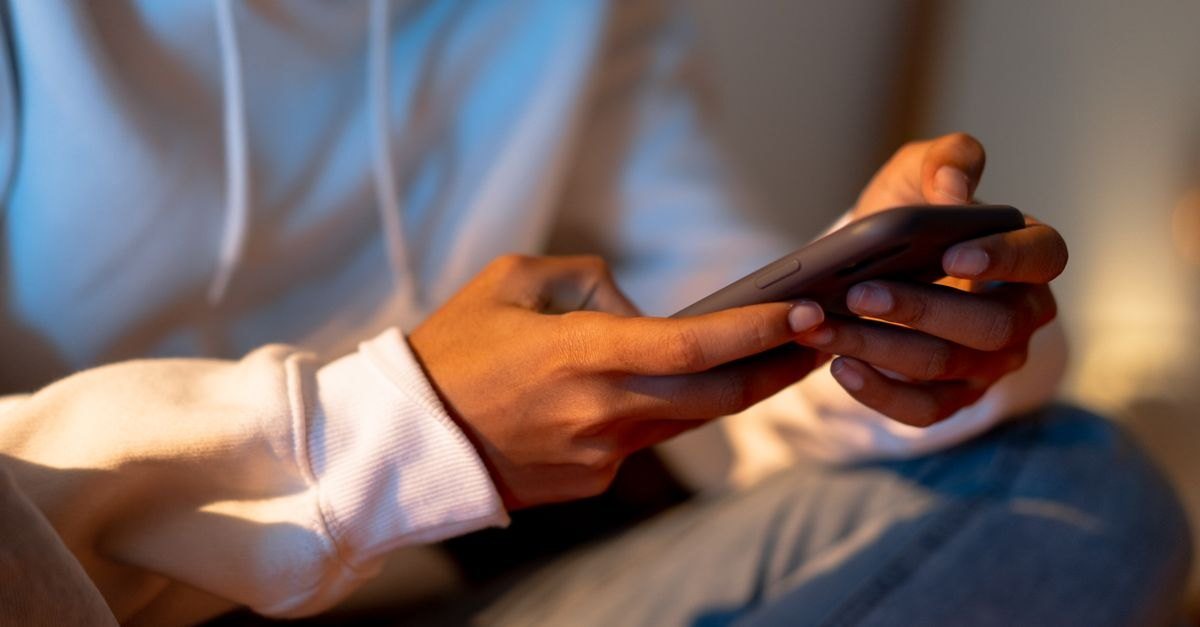 スマホのメモを確認する手元