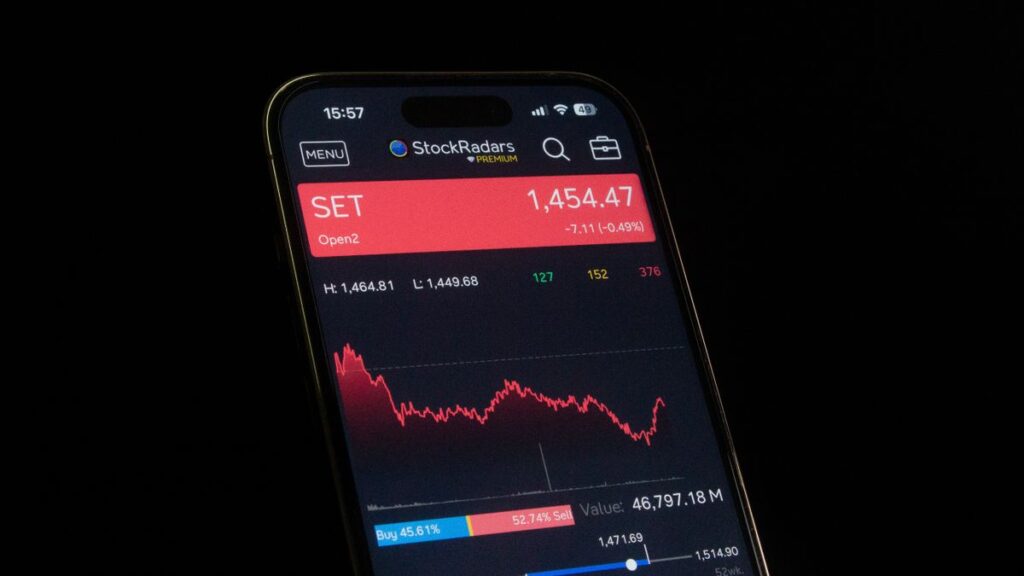 スマートフォンに表示された株価チャートのイメージ