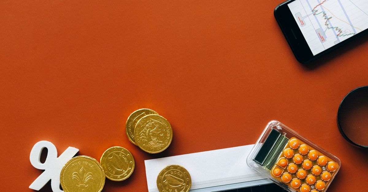 硬貨と上昇する金利グラフ