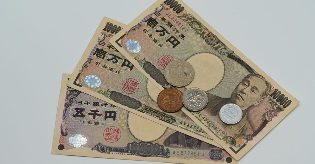 日本円の紙幣と硬貨