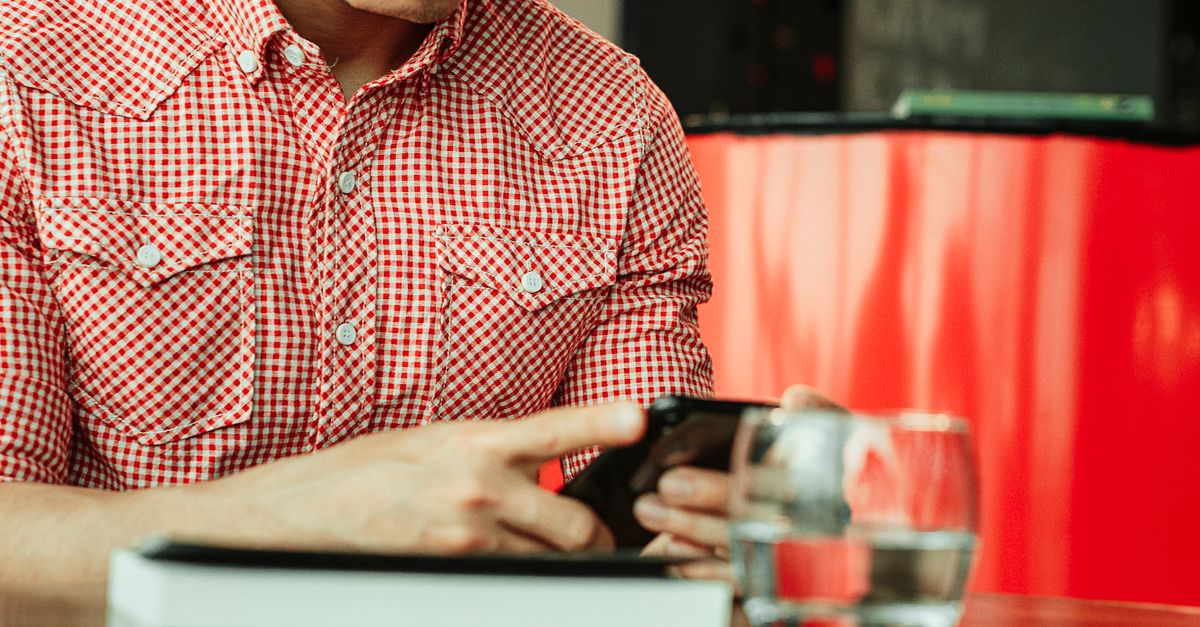 スマートフォンで投資診断の評判を調べる男性