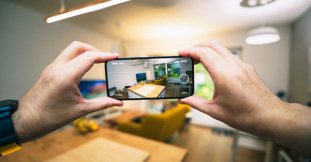 物件情報サイトをスマホで見比べるイメージ
