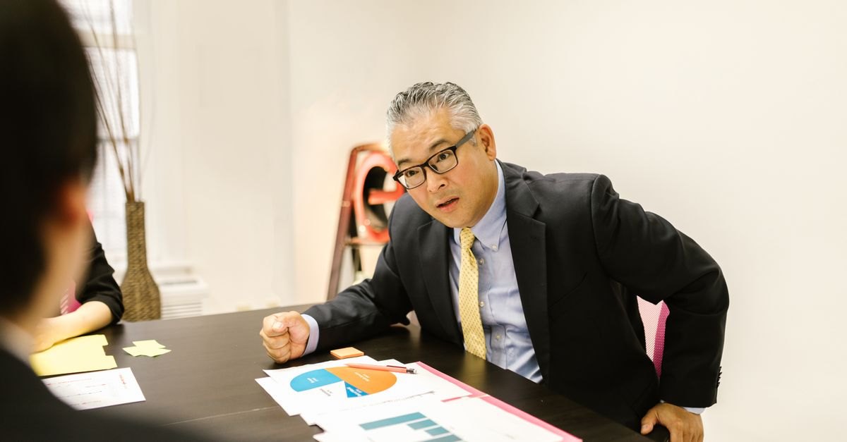 融資審査の面談で資料を確認するビジネスマン