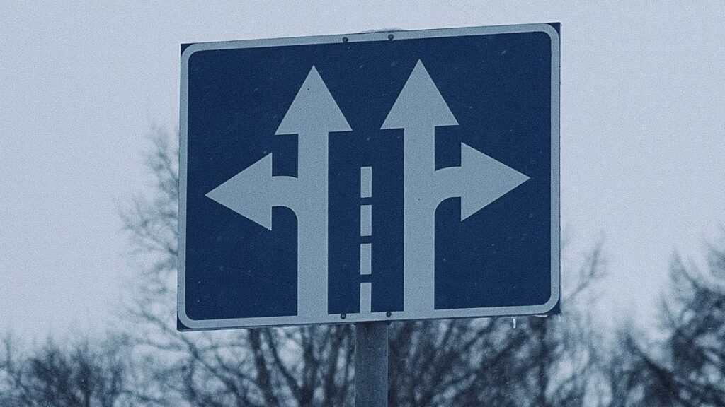 分かれ道を示す道路標識のイメージ