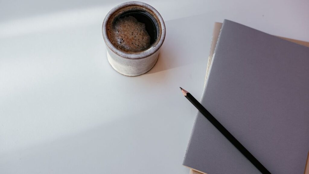 コーヒーとノートのイメージ
