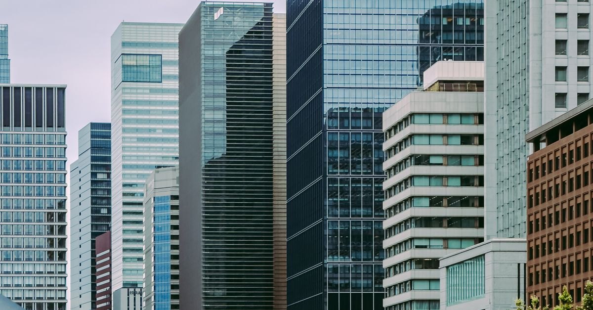 東京のオフィス街のビル群