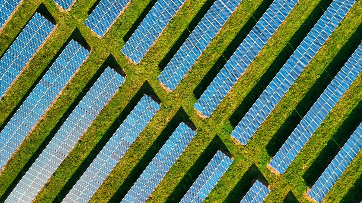 空から見た野立ての太陽光発電所
