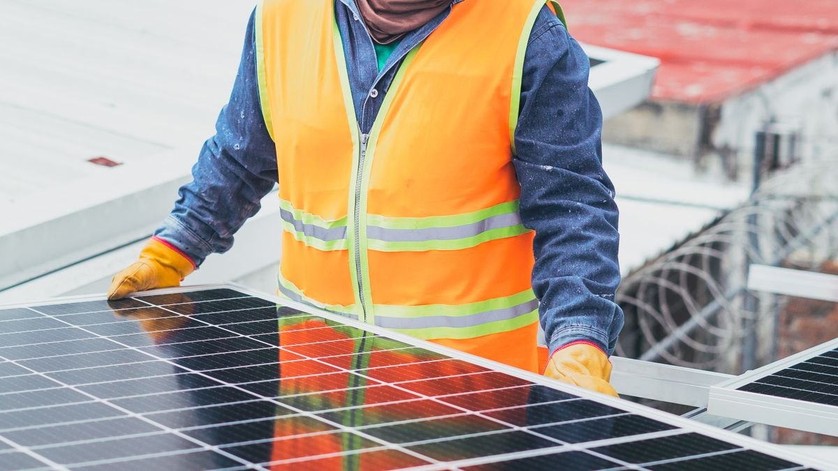 太陽光パネルを点検する作業員の手元