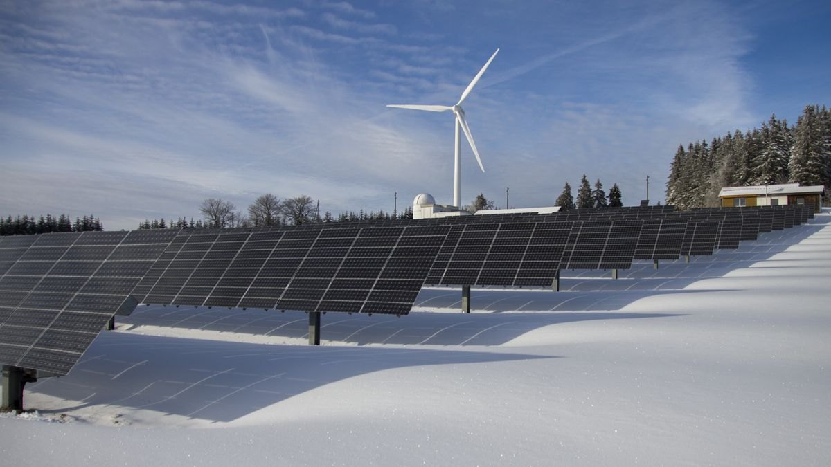 雪の積もった太陽光発電所